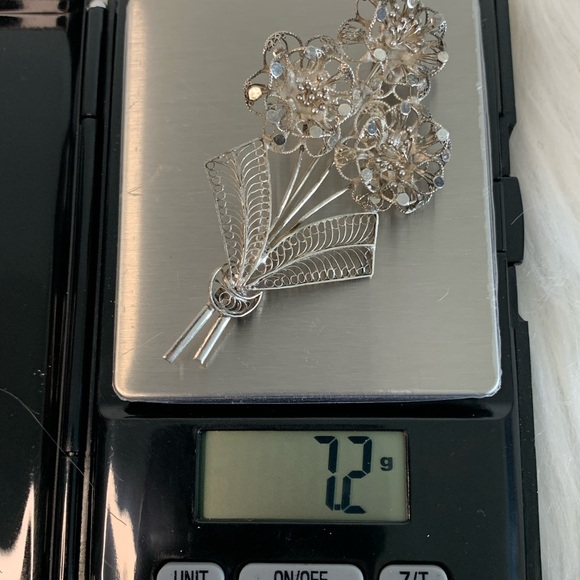 Intricate Silver Floral Brooch with Filigree Design - Picture 4 of 5